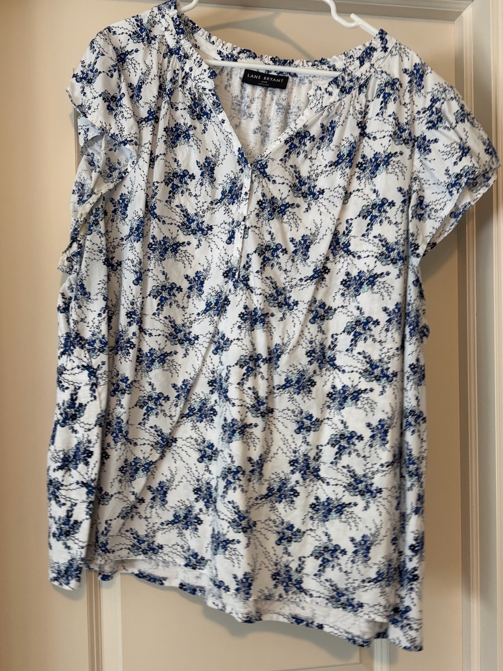 Lane Bryant White Floral Short Sleeve V-Neck Top with Blue Print